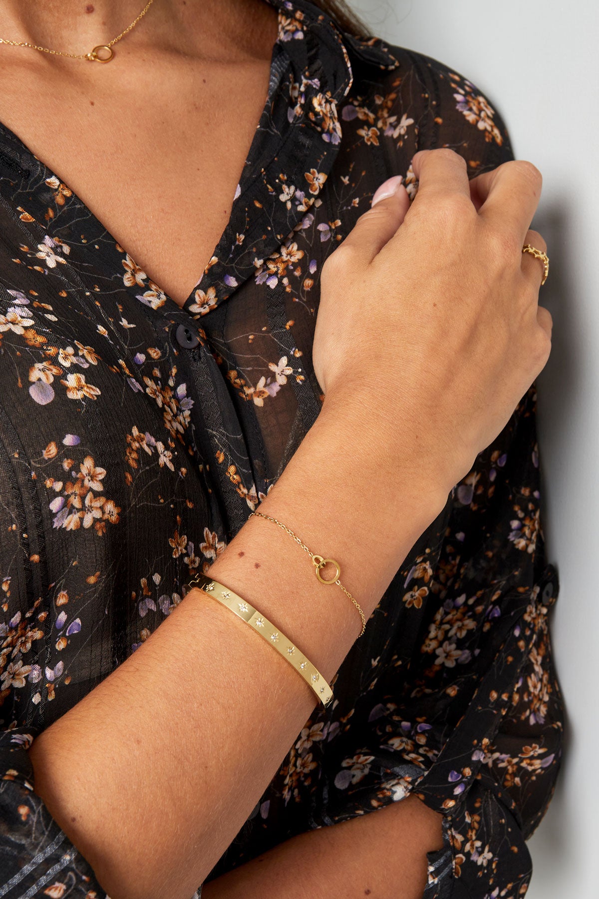 armband verbonden bedel