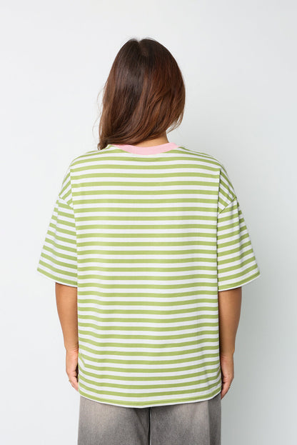 Het kleurrijke gestreepte T-shirt