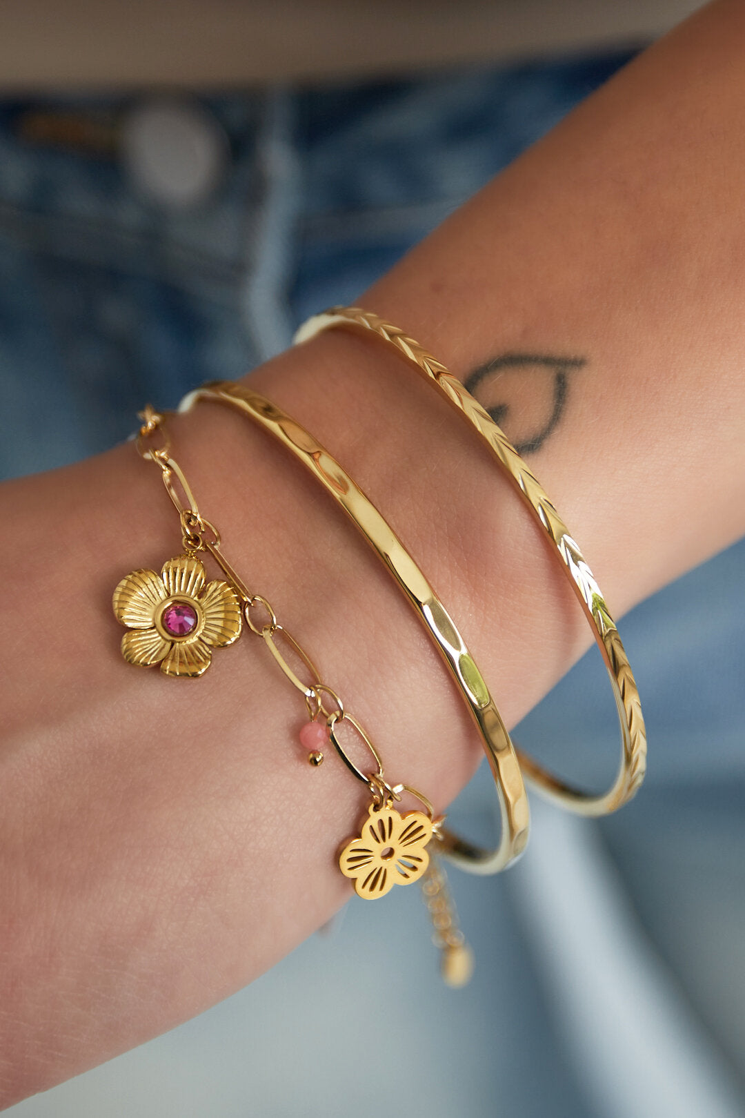 Armband met bloemenbedel