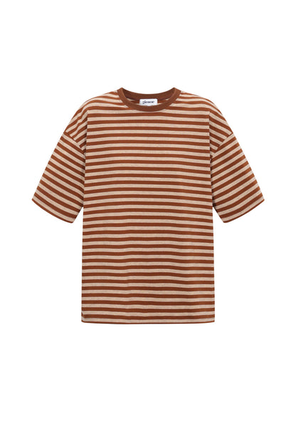 Het kleurrijke gestreepte T-shirt
