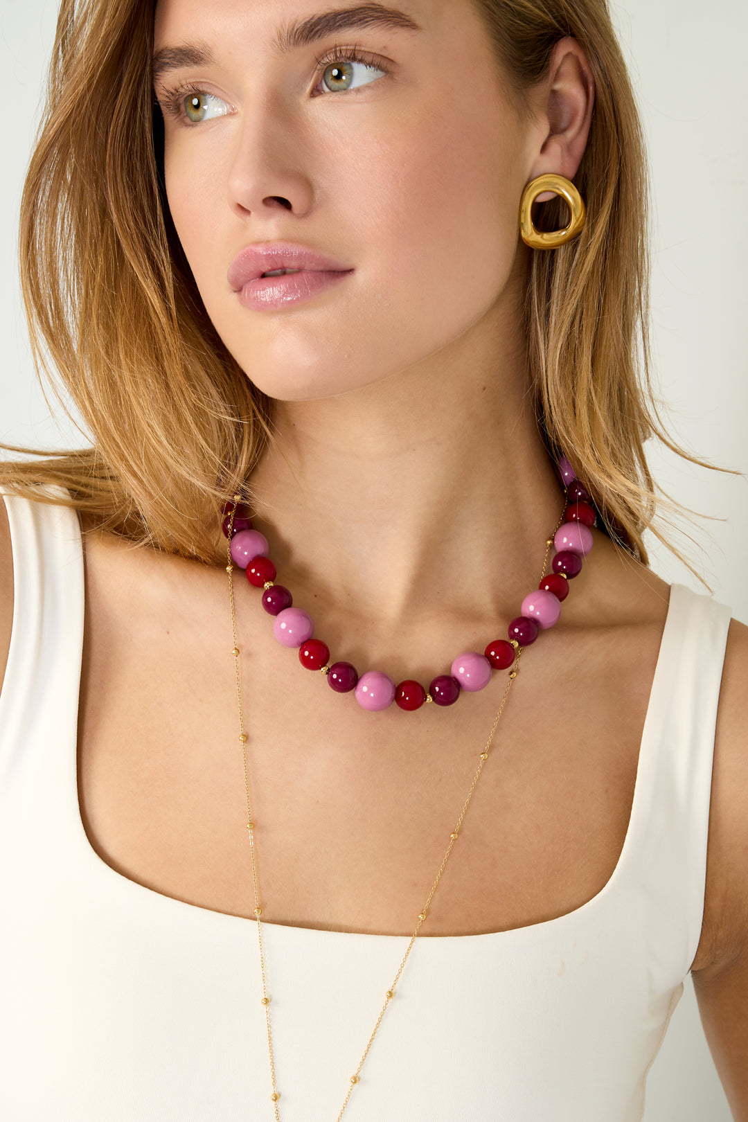 Necklace with beads of different sizes