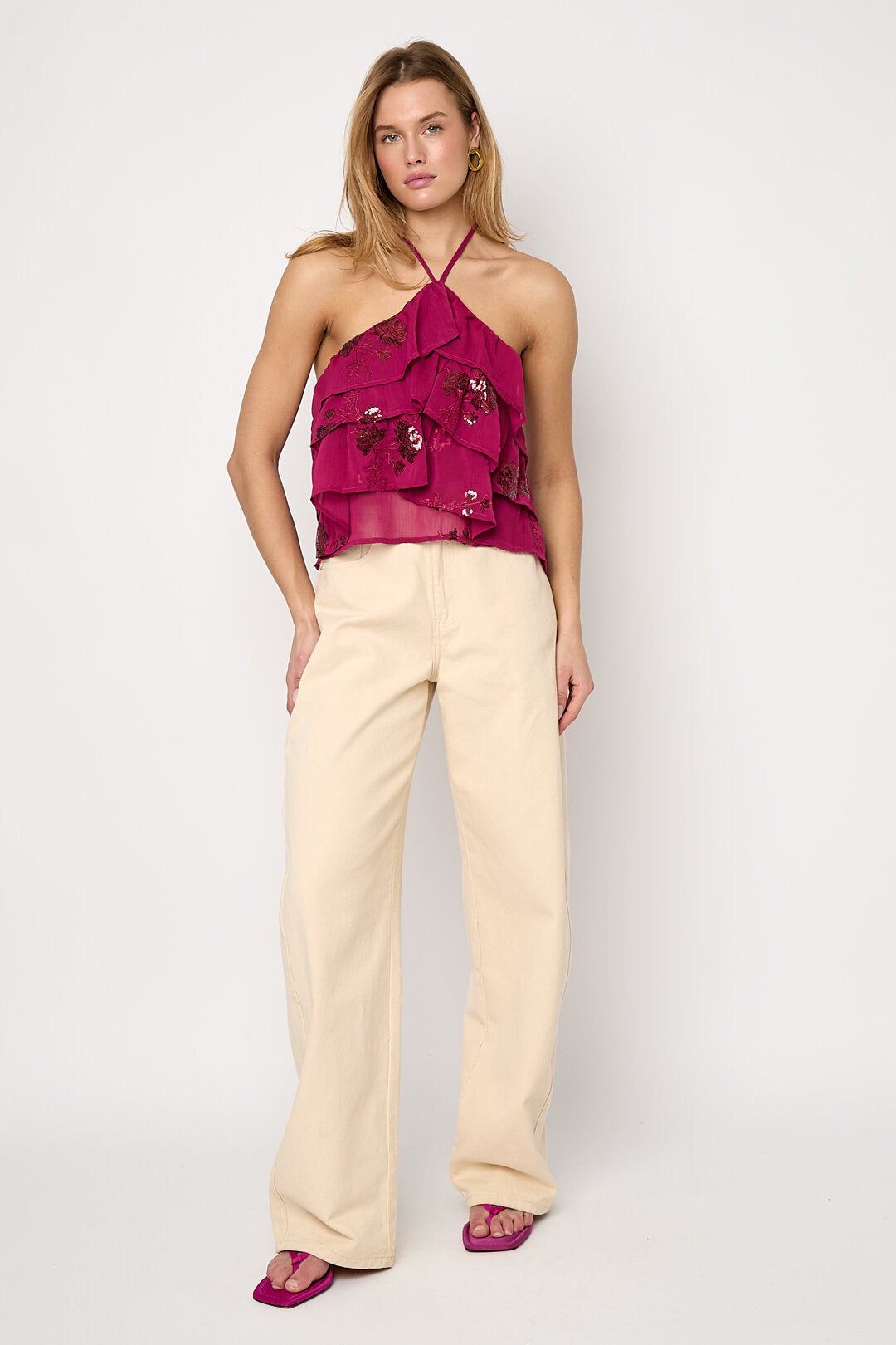 Gelaagde zomertop met borduurwerk